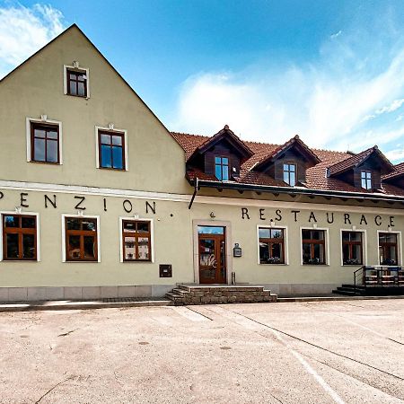 Отель Penzion A Restaurace U Reky Ледеч-над-Сазавоу Экстерьер фото